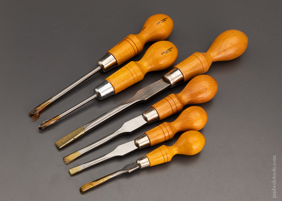 Screwdrivers Moving in my Hand Tool Cabinet / Les tournevis